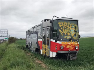 Odstavenou tramvaj u dálnice D1 někdo posprejoval. (15. 5. 2019)