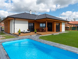 Rodina pana Josefa si v jižních Čechách postavila montovaný bungalov.