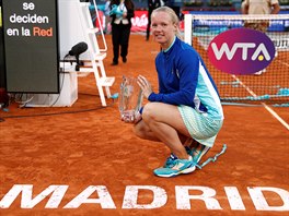 Nizozemsk tenistka Kiki Bertensov pzuje s trofej pro vtzku turnaje v...