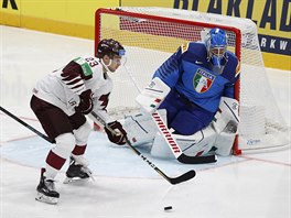 Brankář Itálie Andreas Bernard zasahuje v utkání proti Lotyšsku na mistrovství...