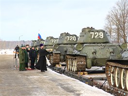 V cílové stanici dostaly tanky T-34 církevní poehnání. Jako mladým by se jim...
