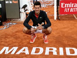 Novak Djokovi pzuje s trofej pro vtze turnaje v Madridu