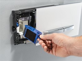 Snadný přístup k filtru a tyčince za tlačítkem.