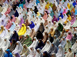 MODLITBA. Muslimské eny se modlí bhem prvního dne svátku Ramadám v indonéské...