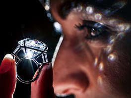 DIAMANT. Zamstnanec  aukní sín Sotheby's ve výcarské enev pedvádl na...