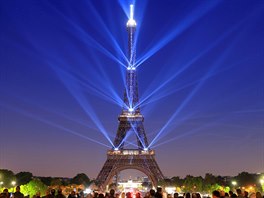 VÝROÍ MONUMENTU. Eiffelova v v Paíi záí pi svtelné show k oslav jejího...