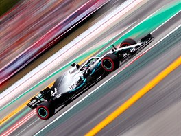 RYCHLOST. Britský jezdec Formule 1 za stáj Mercedes Lewis Hamilton projídí...
