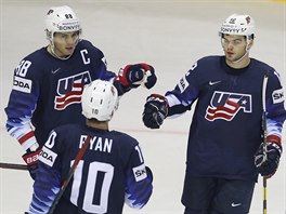 Amerian Alex Debrincat (vpravo), kapitn Patrick Kane (vlevo a Derek Ryan si...