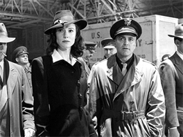 Cate Blanchettová a George Clooney ve filmu Berlínské spiknutí (2006)