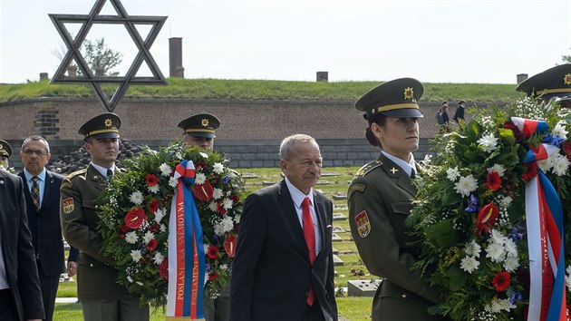 Předseda Senátu Jaroslav Kubera přichází položit věnec při tryzně za oběti nacistické perzekuce 19. května 2019 na Národním hřbitově v Terezíně na Litoměřicku