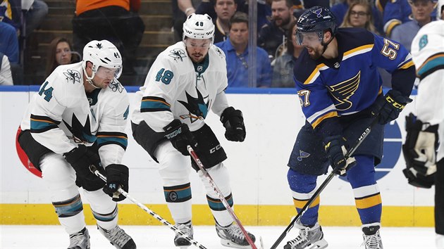 Marc-Edouard Vlasic (vlevo) a Tom Hertl ze San Jose v soubiji s Davidem Perronem ze St. Louis.