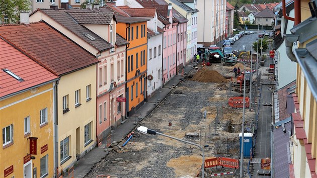 Opravu dleit komunikace v chebsk Psen ulici komplikuje stavbam havrie vodovodnho adu.