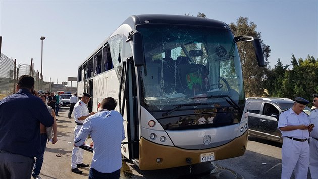 Bombový útok na autobus se zahraničními turisty na předměstí Káhiry. Nejméně 16 lidí bylo zraněno (19. května 2019)