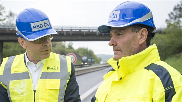 Ministr dopravy Vladimr Kremlk (vlevo) a generln editel editelstv silnic a dlnic Pavol Kovik (vpravo) pi prohldce stavu modernizovanho seku dlnice D1 u Miroovic. (9. kvtna 2019)