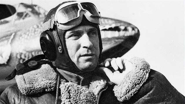 Gardov plukovnk Fjodor Ivanovi Doby, velitel 1. gardov bombardovac leteck divize. Jej bombardry typu Petljakov Pe-2 toily 9. kvtna 1945 na msta v severnch a stednch echch.