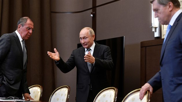 Rusk ministr zahrani Sergej Lavrov (vlevo) a prezident Vladimir Putin (vpravo) pi jednn v Soi. (14. kvtna 2019)