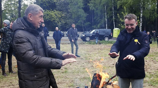 Premir Andrej Babi se spolu s ministrem dopravy Vladimrem Kremlkem ohval u ohn. (15. kvtna 2019)