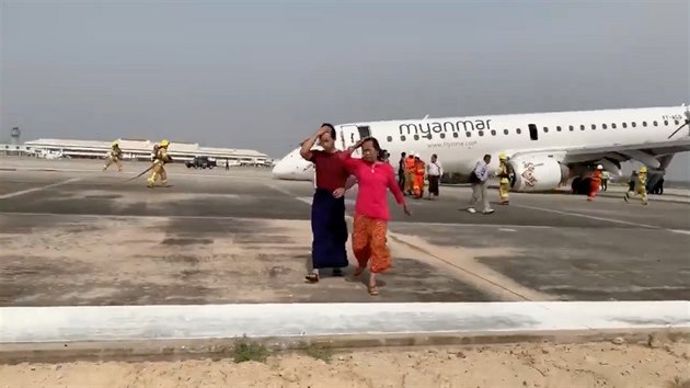 Dopravn letadlo barmskch aerolinek Myanmar National Airlines pistlo jen s jednm podvozkem. (12. kvtna 2019)