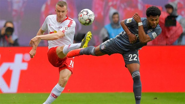 Serge Gnabry z Bayernu Mnichov (vpravo) se sna zablokovat stelu Lukase Klostermanna z Lipska.