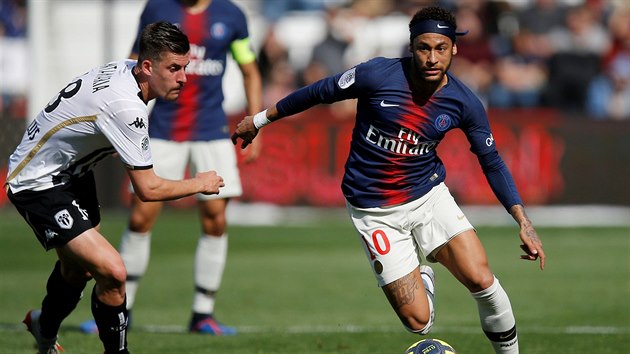 Neymar z PSG (vpravo) postupuje na branku Angers.