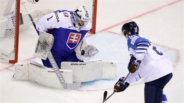 Slovensk brank Marek iliak zasahuje proti stele Nika Ojamakiho z Finska.