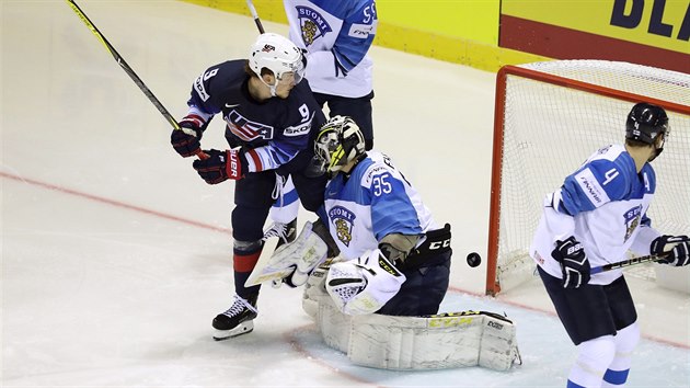 Brankář Finska Veini Vehvilainen inkasuje gól v utkání se Spojenými státy. Před brankovištěm cloní americký útočník Jack Eichel.