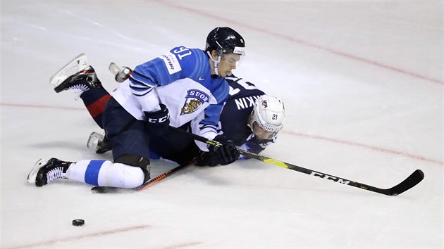 Juho Lammikko z Finska a Dylan Larkin ze Spojených států bojují během utkání na mistrovství světa.