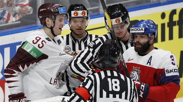 esk obrnce Radko Gudas (vpravo) se pustil do kku s Oskarsem Batnou z Lotyska.