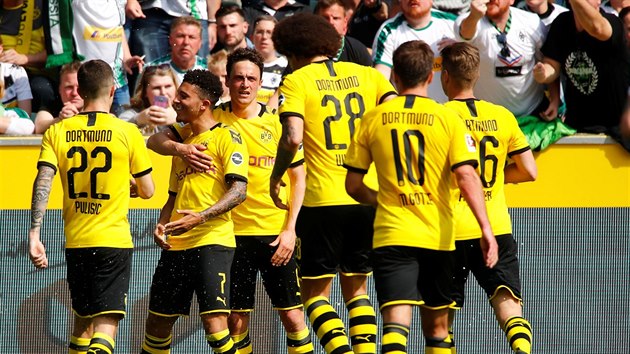 Fotbalist Dortmundu se raduj z branky v utkn s Mnchengladbachem.