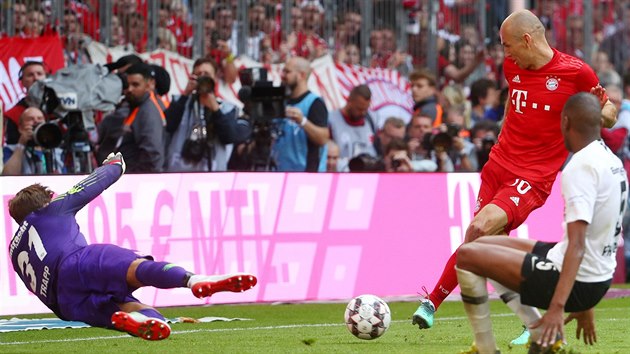 Arjen Robben z Bayernu Mnichov (v ervenm) dv gl v utkn s Frankfurtem.