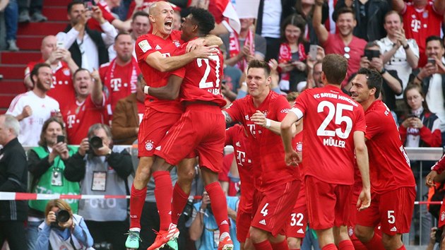 Arjen Robben (zcela vlevo) slav se spoluhri z Bayernu Mnichov trefu v utkn s Frankfurtem.