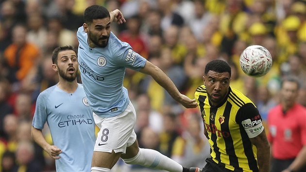 Ilkay Gundogan z Manchesteru City (uprosted) hlavikuje ve finle FA Cupu na branku Watfordu. ,