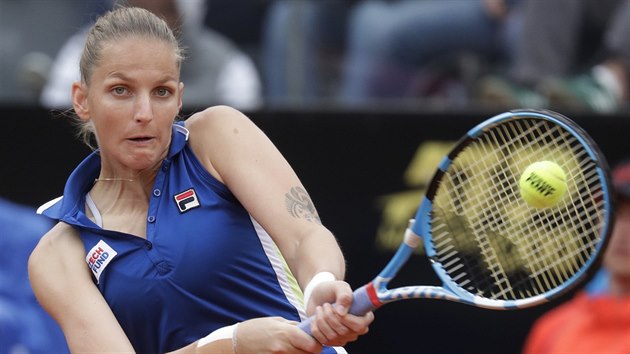 esk tenistka Karolna Plkov hraje bekhend v semifinle turnaje v m.
