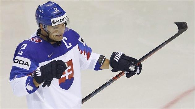 Kapitn slovenskch hokejist Andrej Sekera slav svou trefu v utkn proti Velk Britnii.