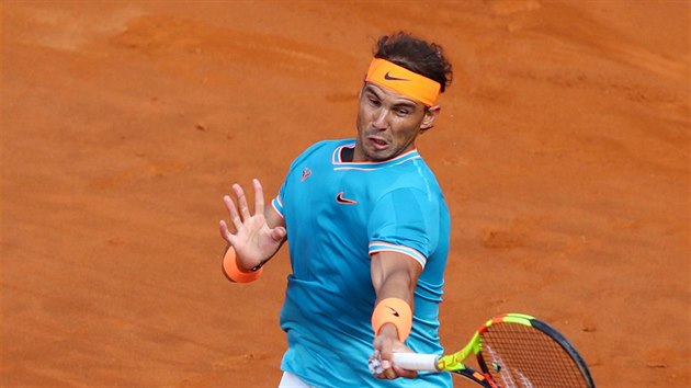 panl Rafael Nadal odehrv mek bhem zpasu proti Novaku Djokoviovi ve finle turnaje v m.