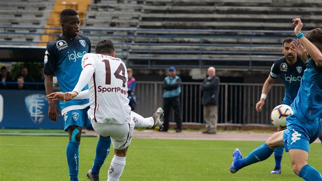 Iago Falque z Turna FC stl na brnu bhem zpasu proti Empoli.