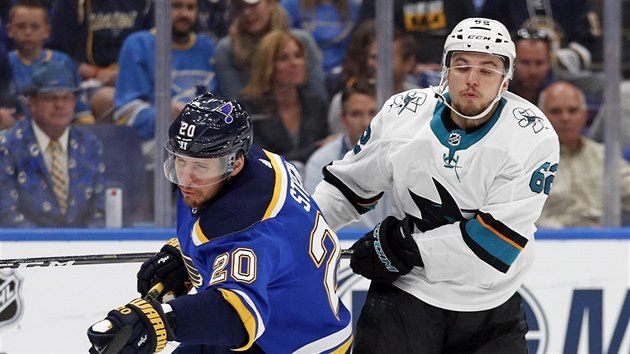 Alexander Steen ze St. Louis (vlevo) a Kevin Labanc ze San Jose v souboji o puk.