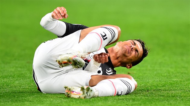 Cristiano Ronaldo z Juventusu leží na zemi během zápasu proti Atalantě Bargamo.