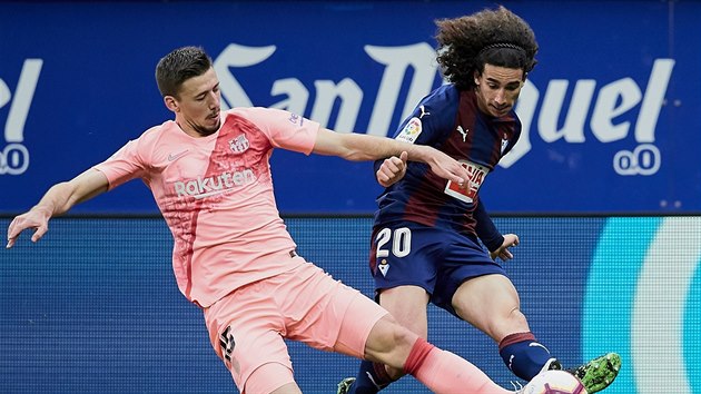 Barcelonsk Clement Lenglet (vlevo) a Marc Cucurella z Eibaru v souboji o balon.