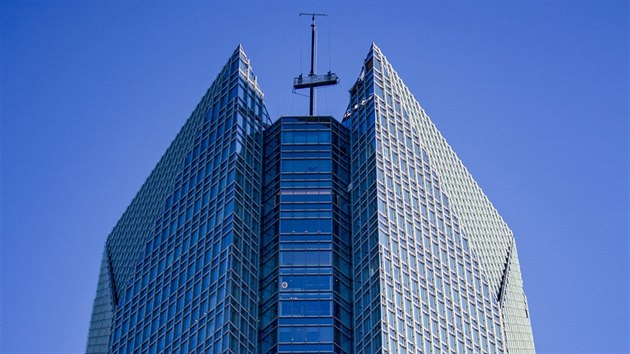 S umvai oken se utrhla ploina na stee mrakodrapu Devon Tower, kter m 260 metr. (16. kvtna 2019)
