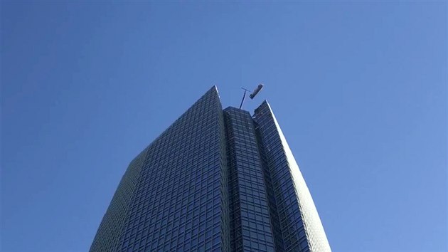 S umvai oken se utrhla ploina na stee mrakodrapu Devon Tower, kter m 260 metr. (16. kvtna 2019)