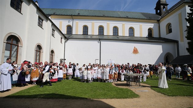 Druh ronk krojov pouti ve e nad Szavou pilkal leny folklrnch soubor z ech i Moravy.  Z baziliky u zmku vystoupaly v prvodu s kapelou stovky lid na sousedn Zelenou horu.