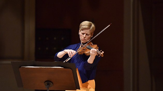 Houslistka Isabelle Faustov hrla na Praskm jaru sonty a partity J.S. Bacha.