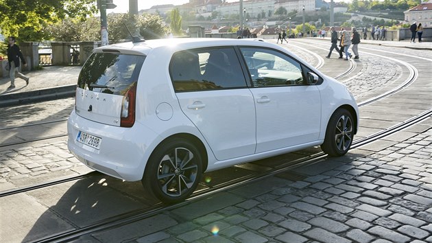 Elektromobil koda Citigo-e iV pi naten v centru Prahy