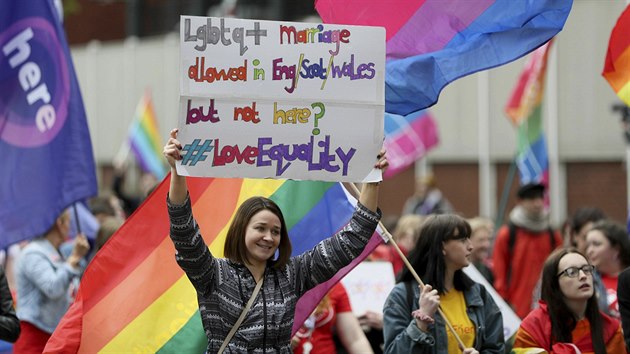 Lid v Severnm Irsku protestuj proti zkostnatlm zkonm o potratech a stejnopohlavnm manelstvm. (18.5. 2019)