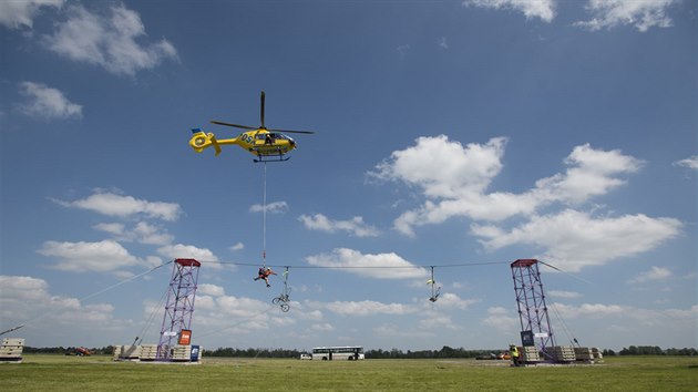 Ukzka zchrany osob z lanovky na vrtulnkovm leteckm dni Helicopter Show, kter se konal 18. kvtna 2019 na letiti v Hradci Krlov.