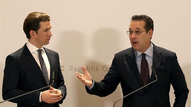 Rakousk kancl Sebastian Kurz a vicekancl Heinz-Christian Strache na spolen tiskov konferenci ped volbami v roce 2017