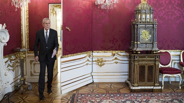 Rakousk prezident Alexander van der Bellen pichz na tiskovou konferenci, kterou uspodal kvli vldn krizi. (18. kvtna 2019)