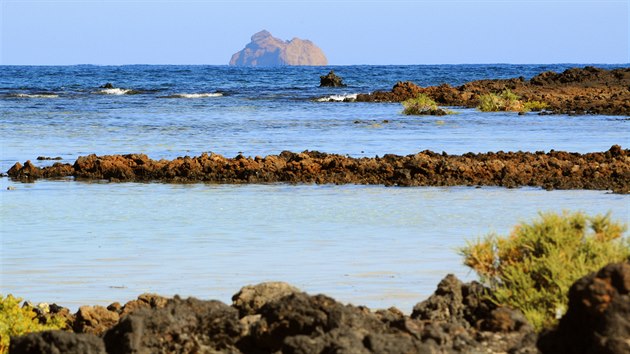 Zbytky lvovch proud na severnm pobe Lanzarote u obce Orzola mezi sebou svraj mlk laguny.