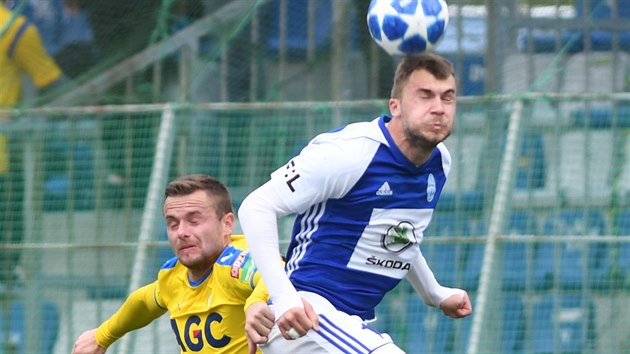 Mladoboleslavsk stelec Nikolaj Komlienko (vpravo) pedskakuje Martina...